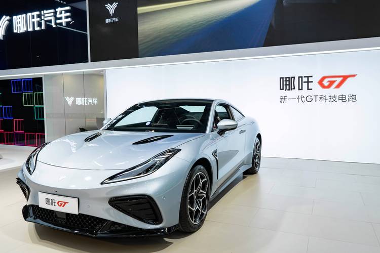 广州47哪吒汽车在智能汽车领域的表现，领途汽车在新能源汽车市场中的影响力